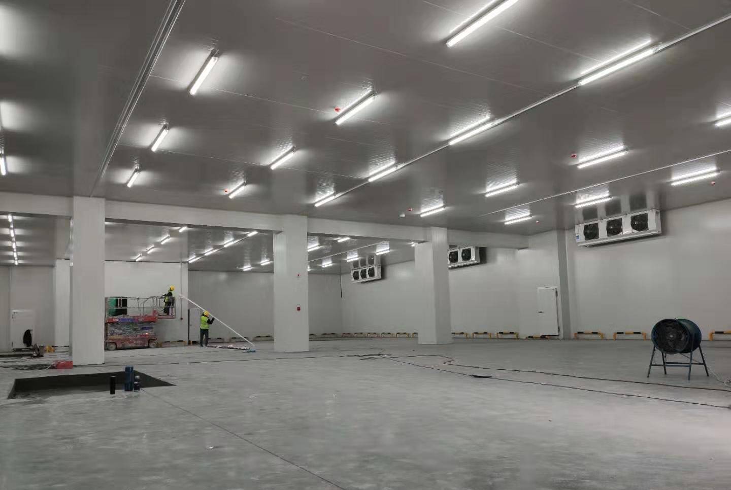 城市周邊建造一個(gè)8800平生鮮電商冷庫(kù)設(shè)計(jì)安裝費(fèi)用？